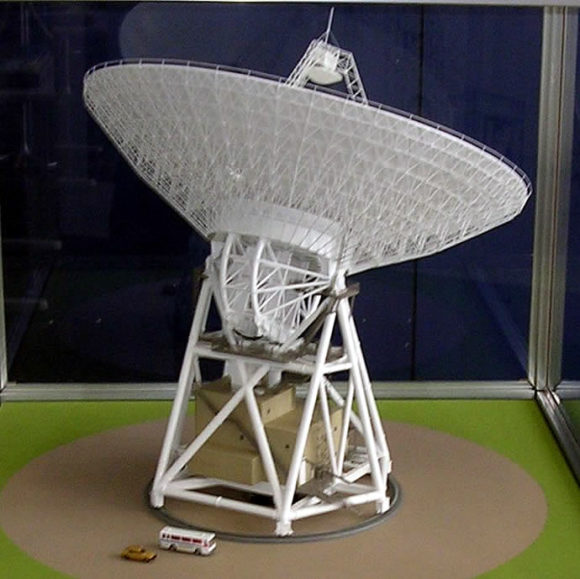 臼田の深宇宙探査用アンテナの模型(上下と回転の動き)
